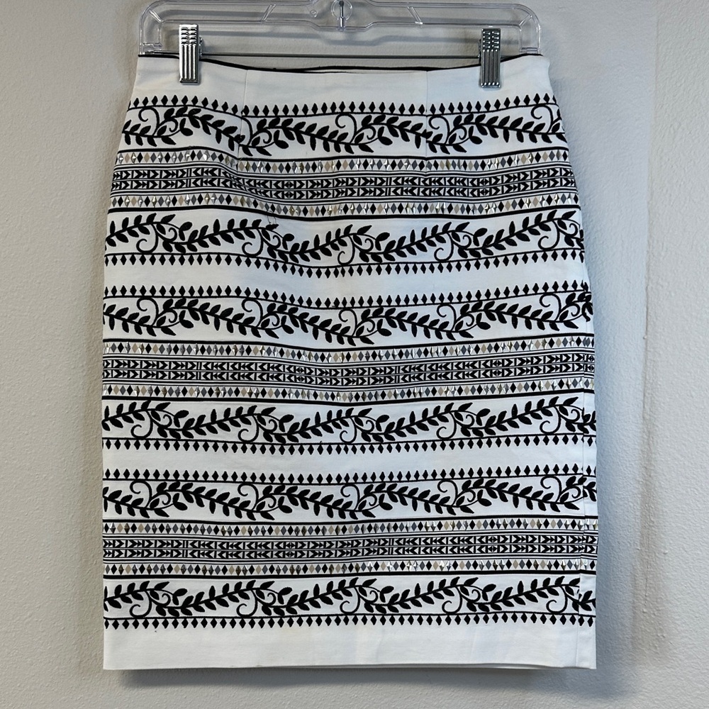 White House Black Market Black & White Embroidered Pencil Skirt Size 2